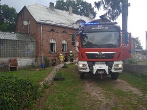 Wóz strażacki przed budynkiem , w którym doszło do pożaru