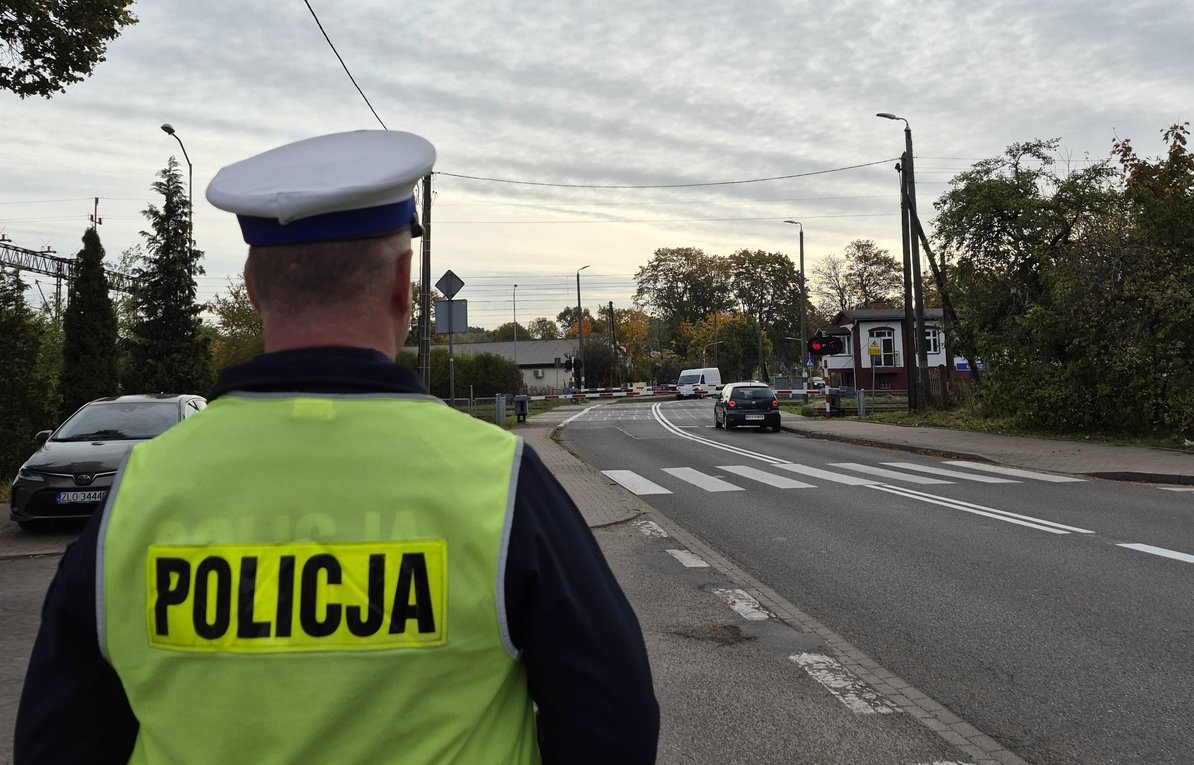 Kierowca Forda ukarany za przejazd przez opuszczone rogatki w Łobzie